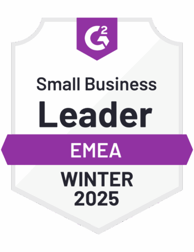 Selo da G2 com o texto "Small Business Leader EMEA Winter 2025".