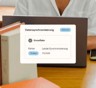 Datensynchronisierungsfenster mit Snowflake-Fehleranzeige und letztem Synchronisierungsdatum 7.12.2025 auf Laptopbildschirm.