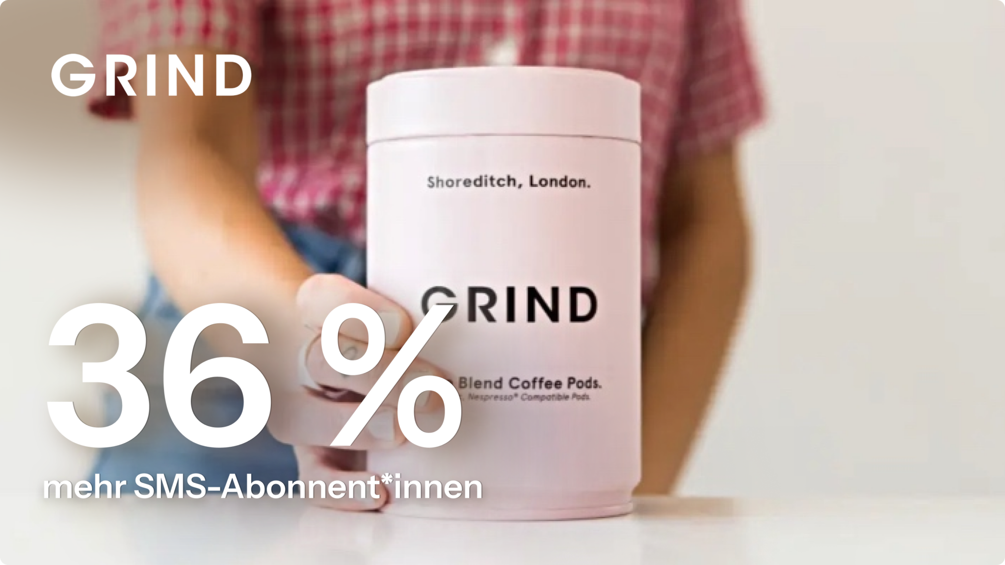 Person hält eine Dose mit der Aufschrift "GRIND" und "Shoreditch, London". Text: "36 % mehr SMS-Abonnent*innen".