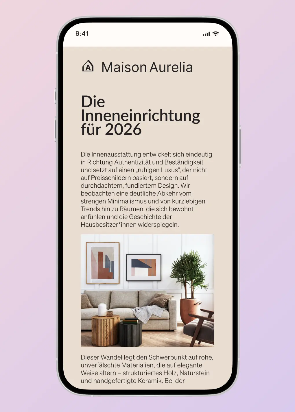 Smartphone-Bildschirm zeigt einen Artikel von Maison Aurelia über Inneneinrichtungstrends für 2026, mit Bild eines modernen Wohnzimmers.
