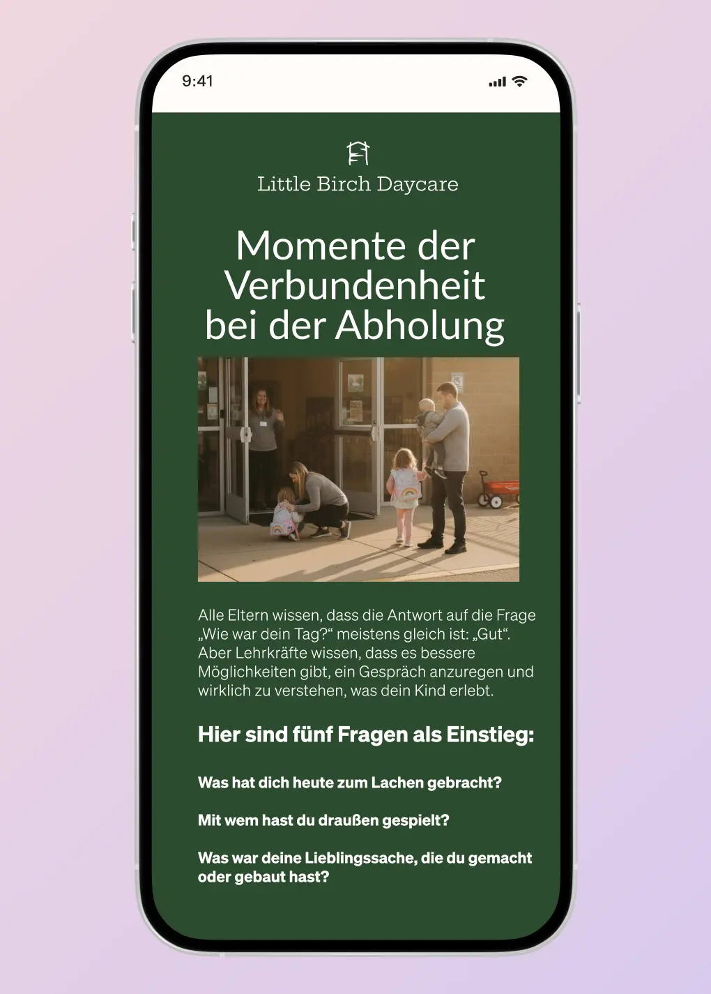 Smartphone-Bildschirm zeigt eine Webseite von "Little Birch Daycare" mit dem Titel "Momente der Verbundenheit bei der Abholung".