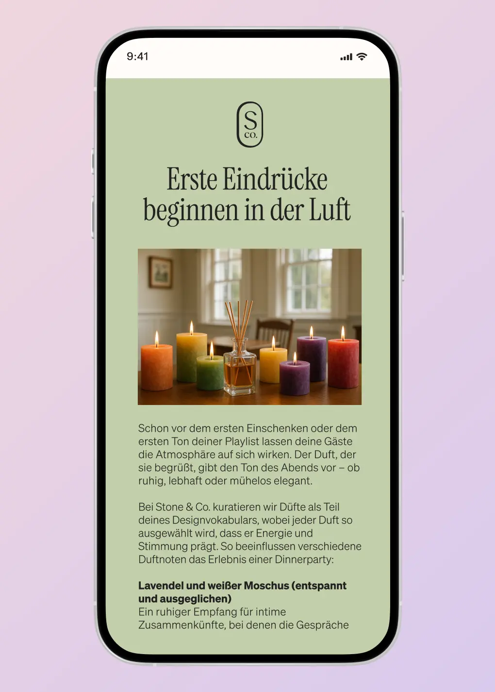 Smartphone-Bildschirm zeigt eine Duftkerzen-Werbung von Stone & Co. mit dem Text "Erste Eindrücke beginnen in der Luft".