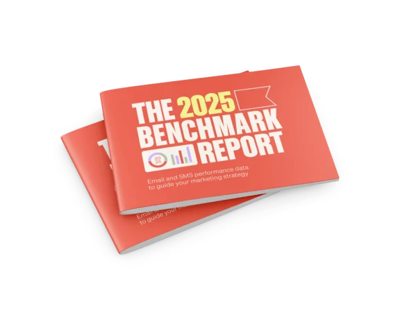 Portada de un folleto titulado "The 2025 Benchmark Report" sobre datos de rendimiento de email y SMS.