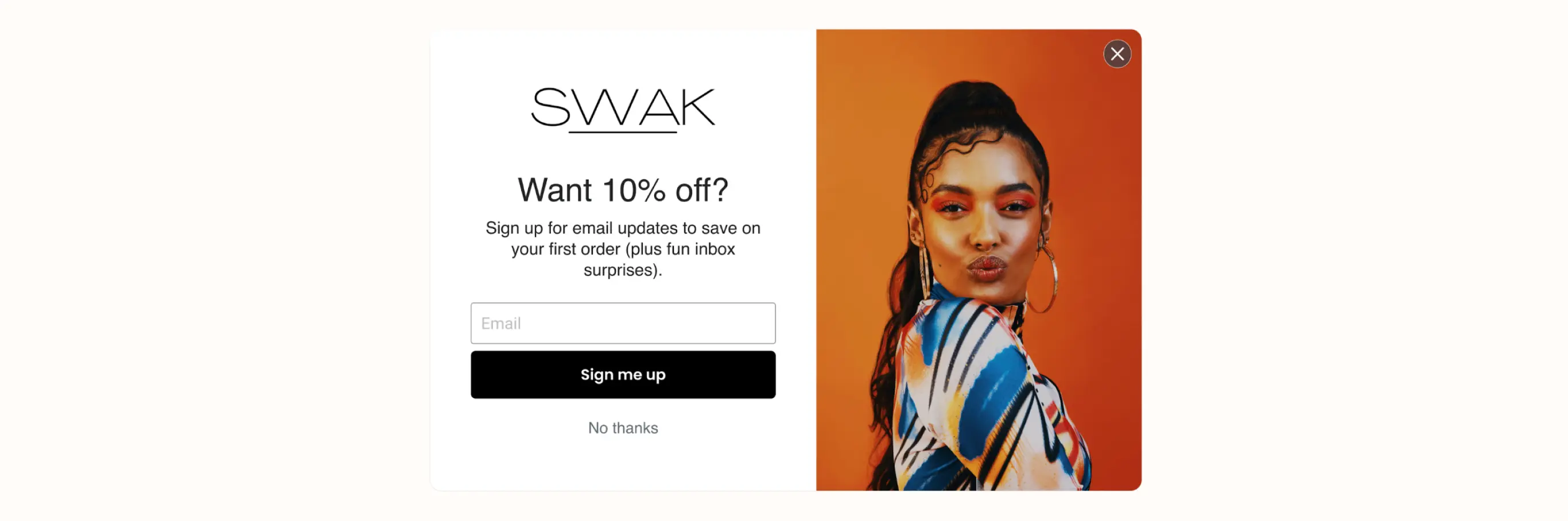 Promoción de SWAK ofreciendo un 10% de descuento por registro de correo electrónico, junto a una persona posando.