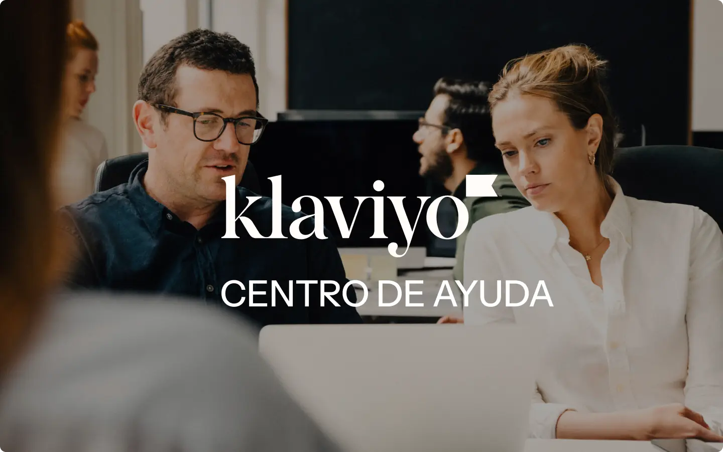 Personas trabajando en una oficina con el texto "Klaviyo Centro de Ayuda" superpuesto.