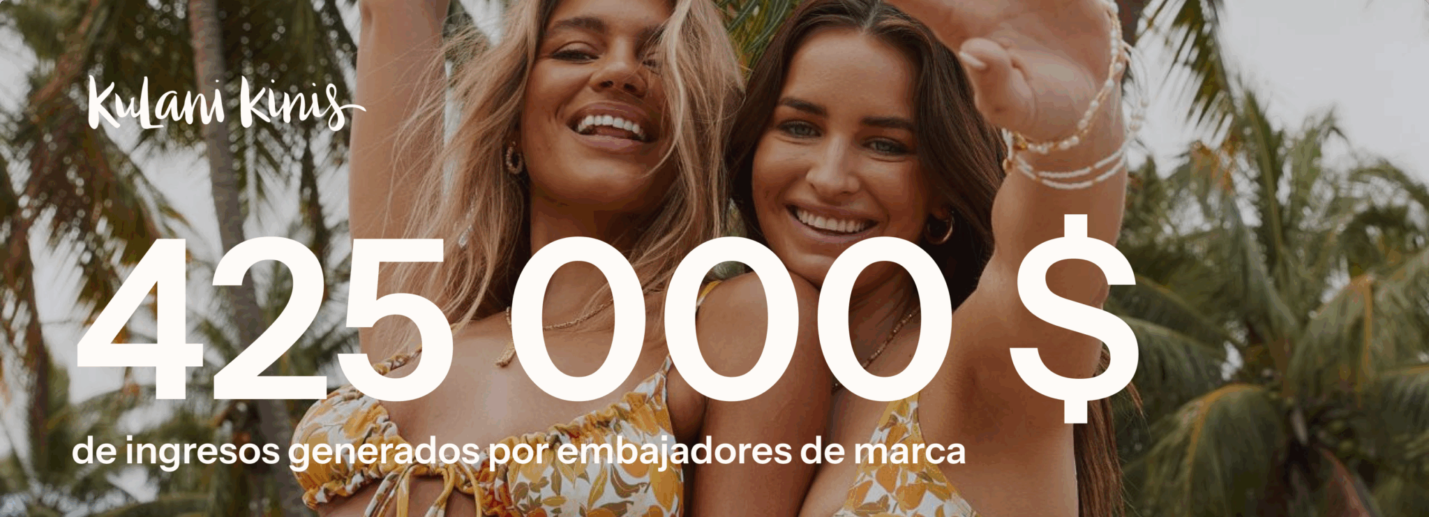 Dos mujeres sonrientes en trajes de baño con texto superpuesto: "425 000 $ de ingresos generados por embajadoras de marca". Kulani Kinis.