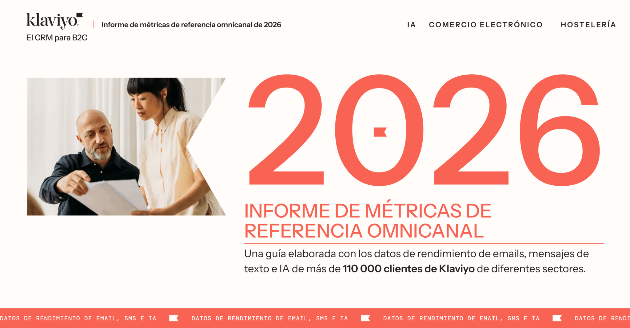 Informe de métricas de referencia omnicanal 2026 de Klaviyo. Dos personas revisan documentos. Texto sobre rendimiento de emails y SMS.