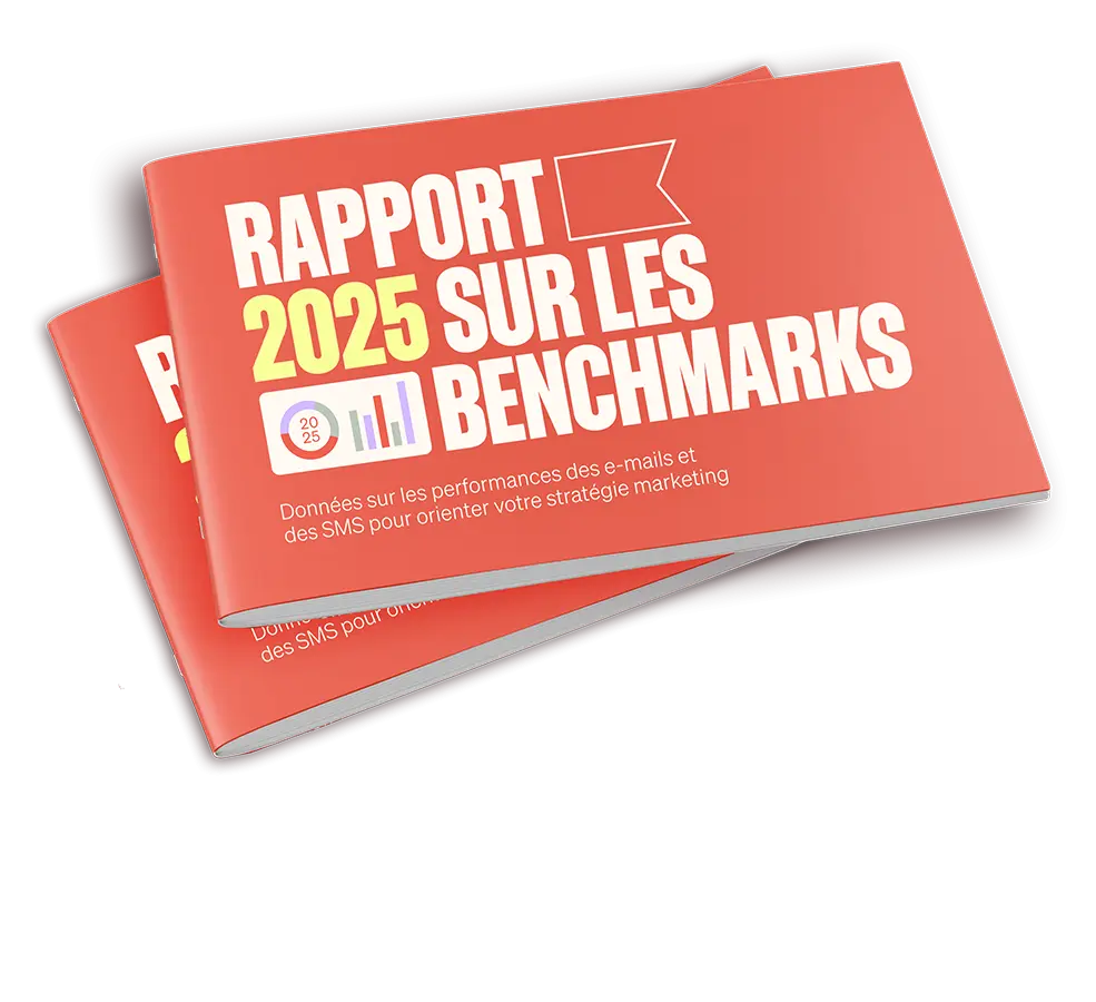 Brochure intitulée "Rapport 2025 sur les Benchmarks" avec des données sur les performances des e-mails et SMS.