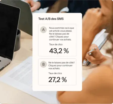Test A/B des SMS affichant deux variantes de texte avec taux de clics : A à 43,2 % et B à 27,2 %, sur fond de réunion.