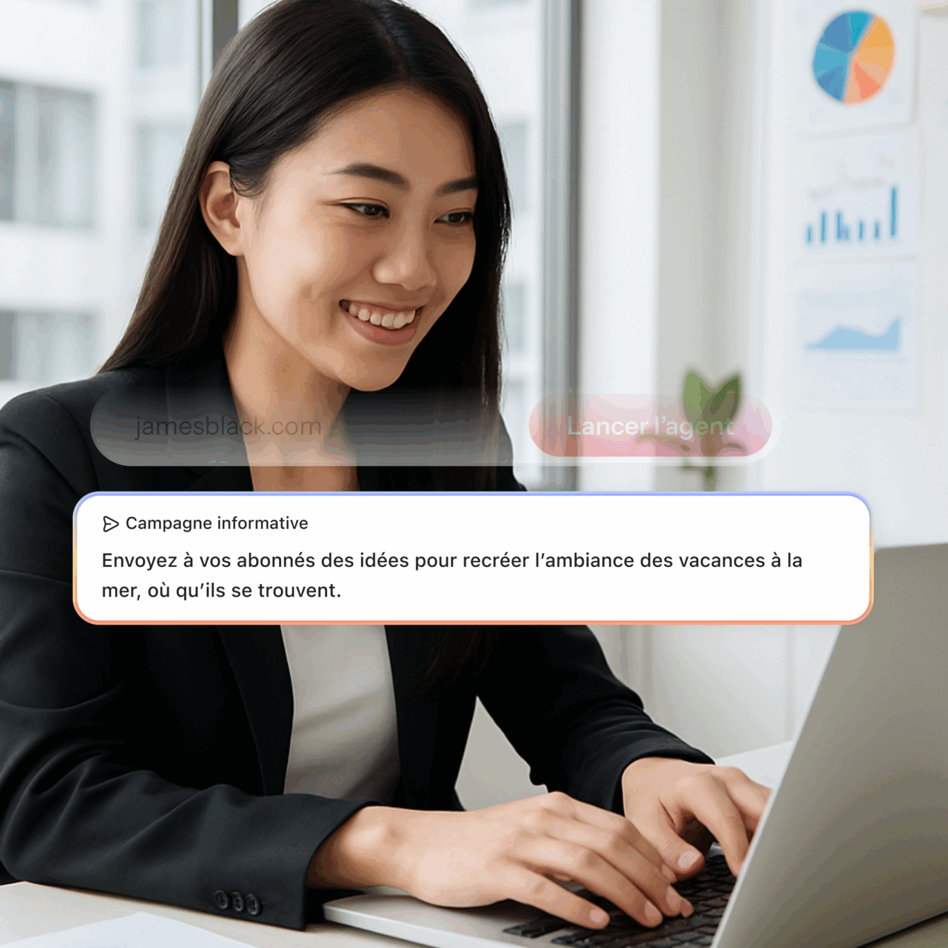 Femme souriante utilisant un ordinateur portable, avec un message sur l'écran concernant une campagne informative sur les vacances à la mer.