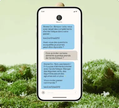 Écran de smartphone affichant une conversation texte sur l'acide folique entre Stone Co et un utilisateur nommé Julia.