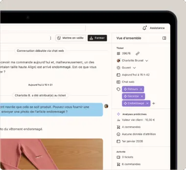 Interface de chat d'assistance client affichant une conversation sur un article endommagé, avec des détails de ticket et une image de pantalon rose abîmé.