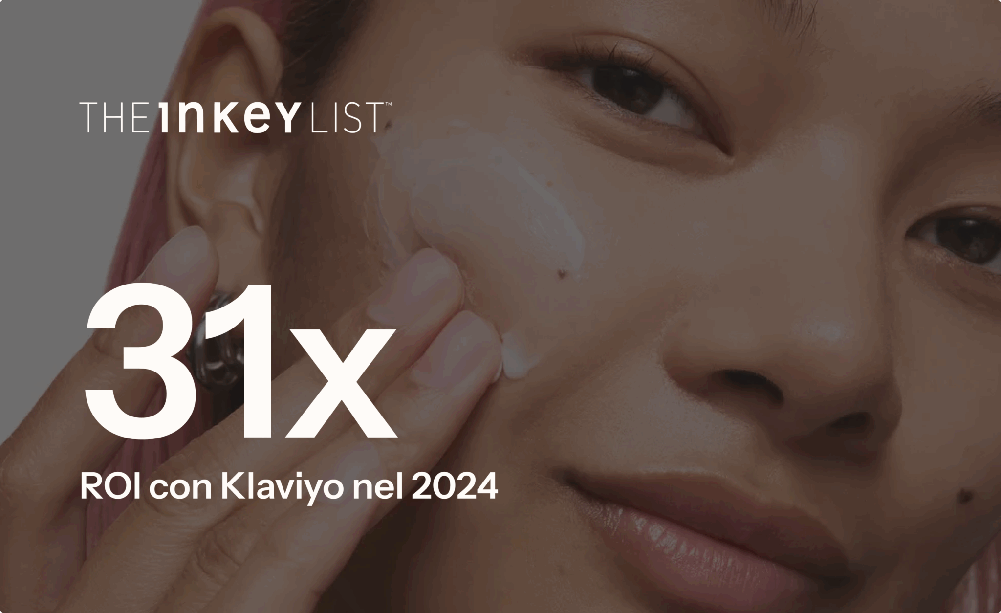Donna applica crema sul viso, testo: "THE INKEY LIST, 31x ROI con Klaviyo nel 2024".
